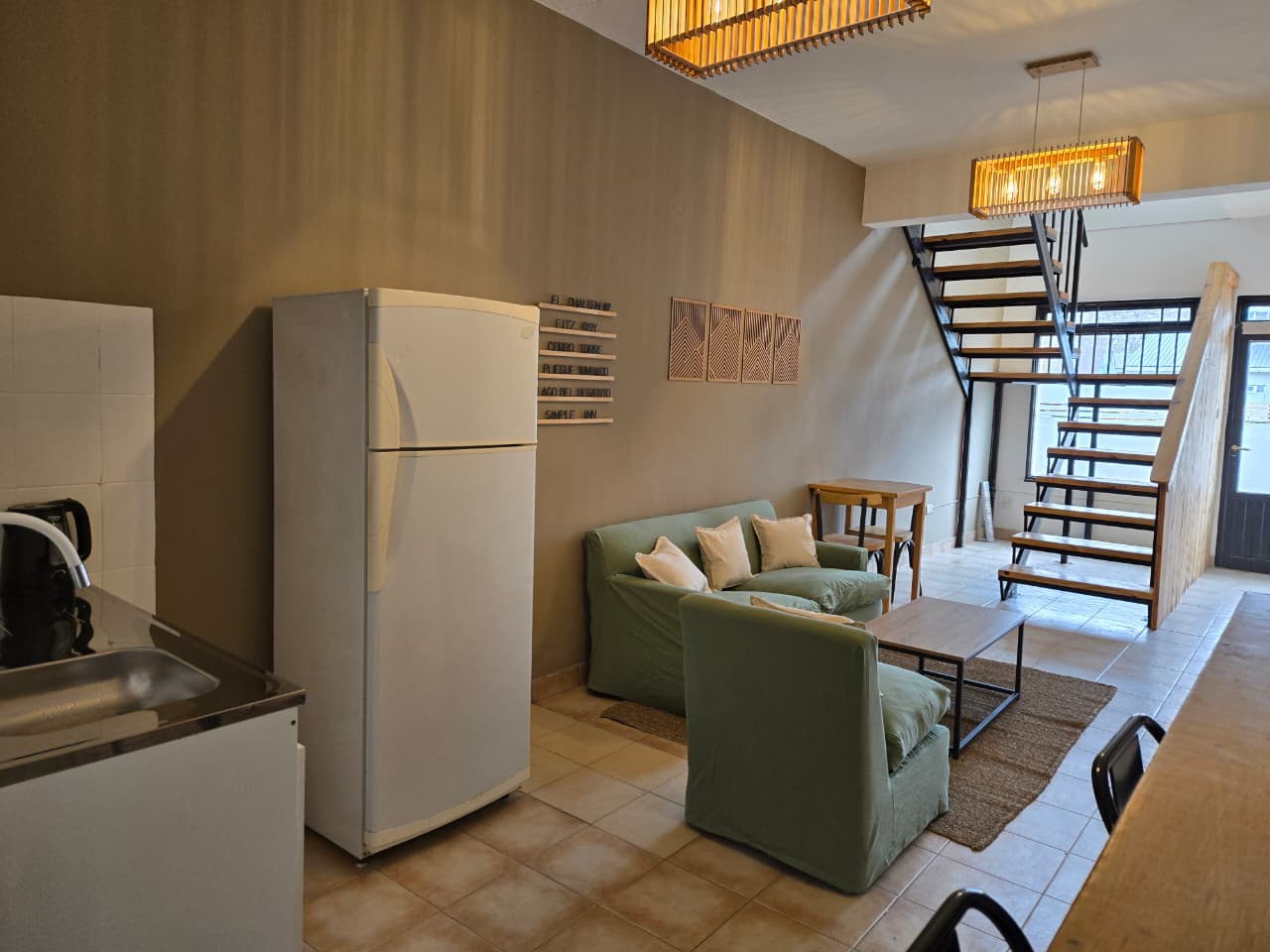 Living y cocina del departamento en Simple Inn